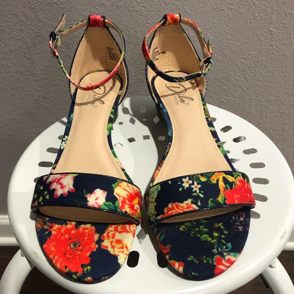 NEW- Navy floral wedge sandal, size 9: very pretty
